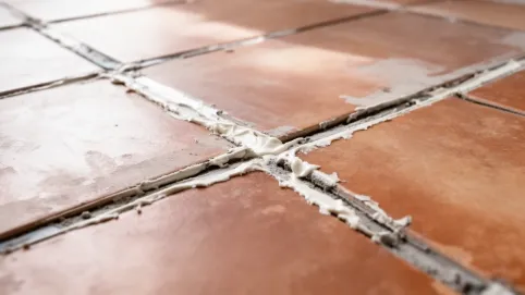 czym wypełnić fugi pod panele winylowe