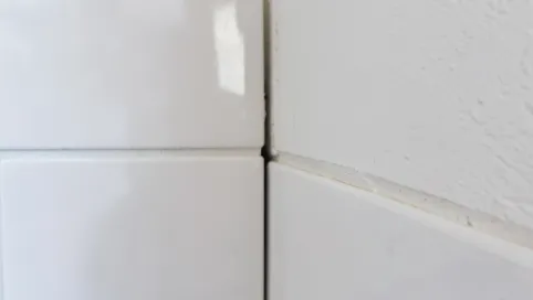 Czym Wypełnić Szczelinę Między Płytkami A Ścianą