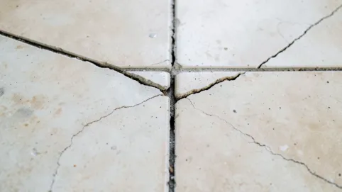 czym wyrównać fugi pod panele