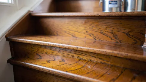 Czym zabezpieczyć schody drewniane