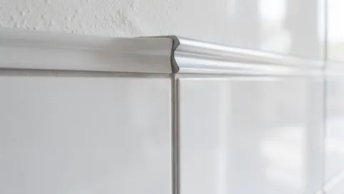 Czym zakończyć płytki na ścianie