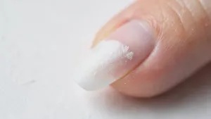 Czym zmatowić płytkę paznokcia