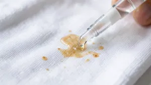 Czym zmyc klej do paznokci z ubrań