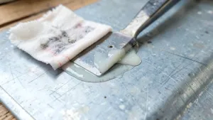 Czym zmyć klej do styropianu z blachy