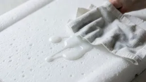 Czym zmyć klej do styropianu z rąk