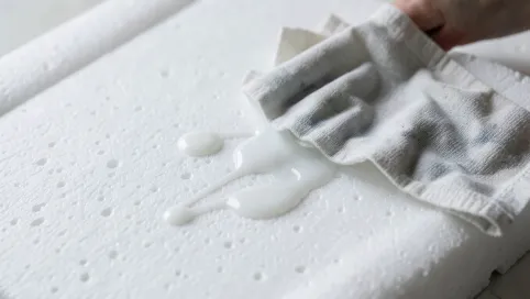 Czym zmyć klej do styropianu z rąk