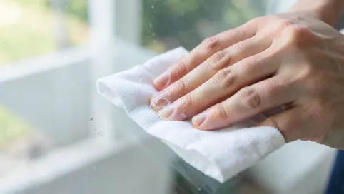 Czym zmyć klej do szyb z rąk