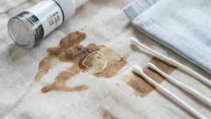 Czym zmyc klej do tipsów z materialu