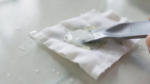 Czym zmyć klej po naklejce