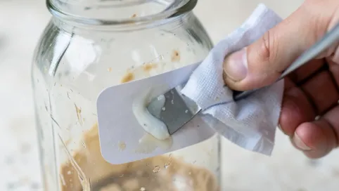 Czym zmyć klej po naklejkach