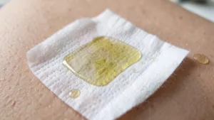 Czym zmyć klej po plastrze na ciele