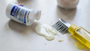 Czym zmyć klej poliuretanowy z rąk