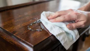 Czym zmyć klej z mebli lakierowanych