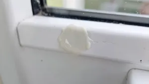 Czym zmyć klej z okien plastikowych po roletach