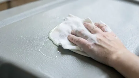 Czym zmyć klej z plastiku