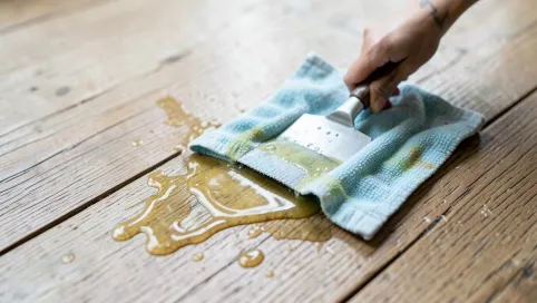 Czym zmyć klej z podłogi