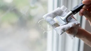 Czym zmyć klej z szyby po naklejce