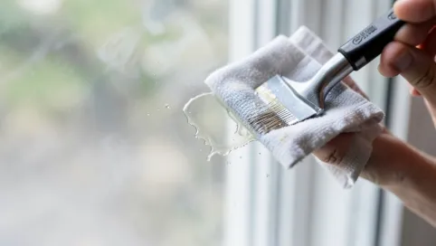 Czym zmyć klej z szyby po naklejce