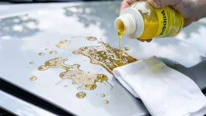 Czym zmyć żywicę z auta
