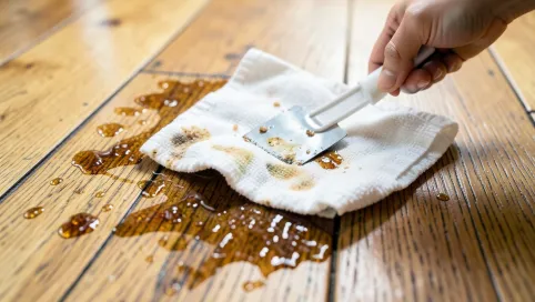 Czym zmyć żywicę z podłogi
