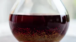 Dlaczego z czerwonego schodzi klar