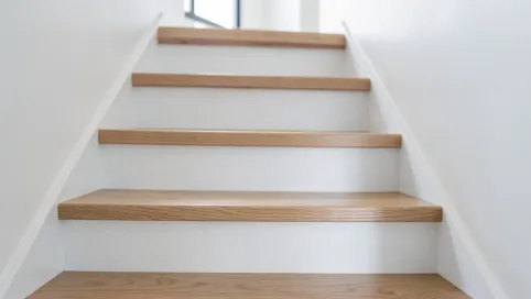 drewniane schody z białymi podstopniami