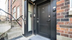 Drzwi zewnętrzne do klatki schodowej w bloku