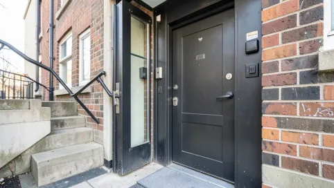 Drzwi zewnętrzne do klatki schodowej w bloku