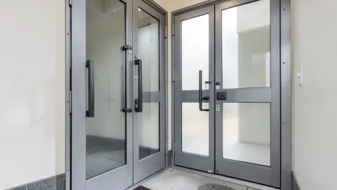 drzwi zewnętrzne na klatkę schodową