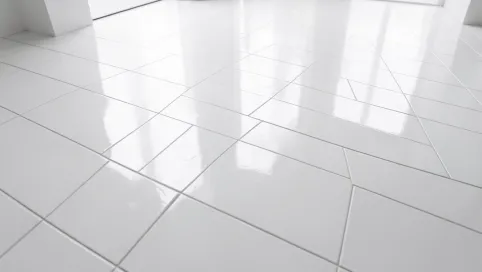 Duże białe płytki do łazienki