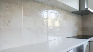 Duże płytki do kuchni na ścianę