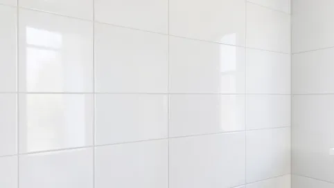 Duże płytki do łazienki na ścianę