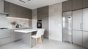 Duże płytki między meblami w kuchni