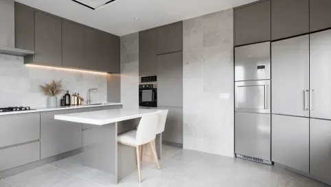 Duże płytki między meblami w kuchni