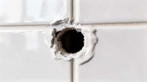 dziura w kafelce jak zamaskować