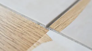 Elastyczną spoiną do łączenia płytek z panelami