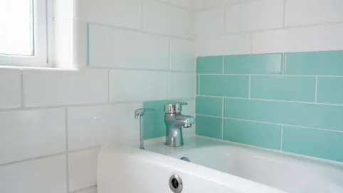 Farba na płytki w łazience