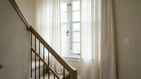 Firanki na okno na klatce schodowej