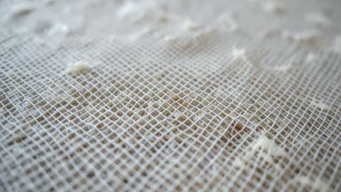 Folia kubełkowa czy siatka z klejem