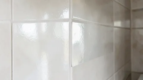 Folia samoprzylepna na płytki w kuchni