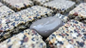 Fuga żywiczna do kostki granitowej