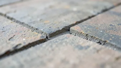 Fuga żywiczna do płytek tarasowych