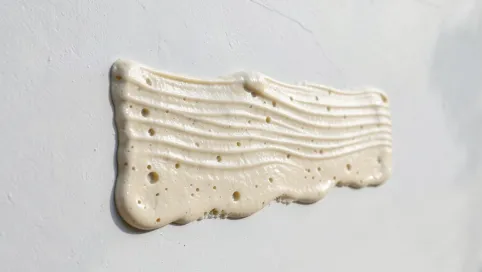 Gąbkowanie kleju na elewacji