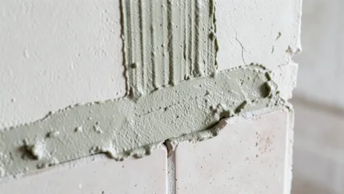 Ile schnie klej do płytek na scianie