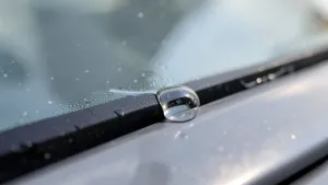 Ile schnie klej do szyb samochodowych