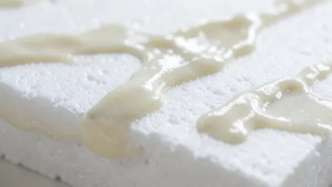 Ile warstw kleju na styropian