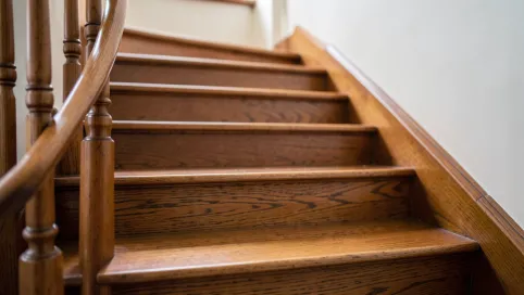 Jak dbać o drewniane schody