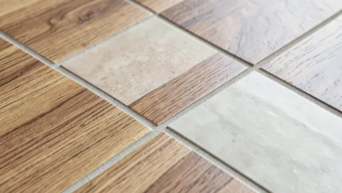 Jak dobrać kolor fugi do płytek drewnopodobnych