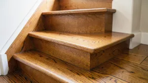 Jak dobrać kolor schodów do podłogi