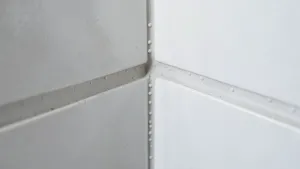 Jak łączyć płytki na narożnikach